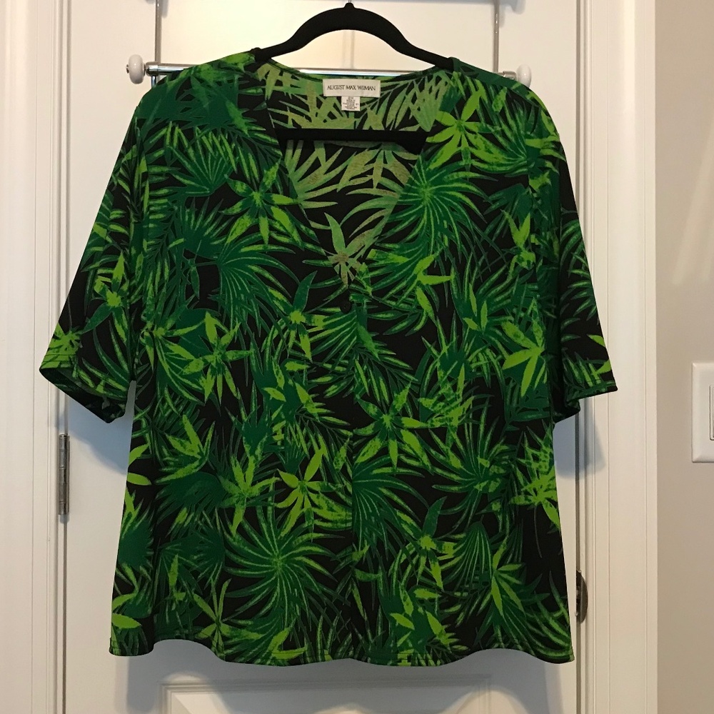 August Max Woman jungle pattern green v-neck short-sleeve 1 button top (2X)
